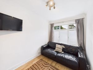 LIVING ROOM- click for photo gallery